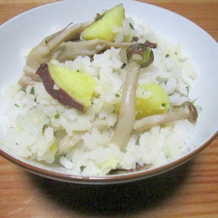 秋にお勧め♪サツマイモとキノコの炊き込み御飯